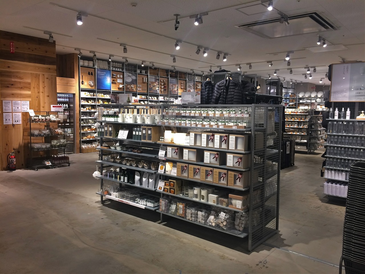 现代商业空间的不锈钢展示架，时尚与实用的完美结合