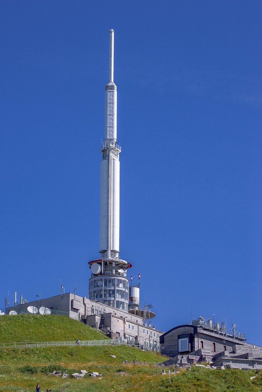 连接地球与天空的视觉桥梁，卫星电视天线的奥秘