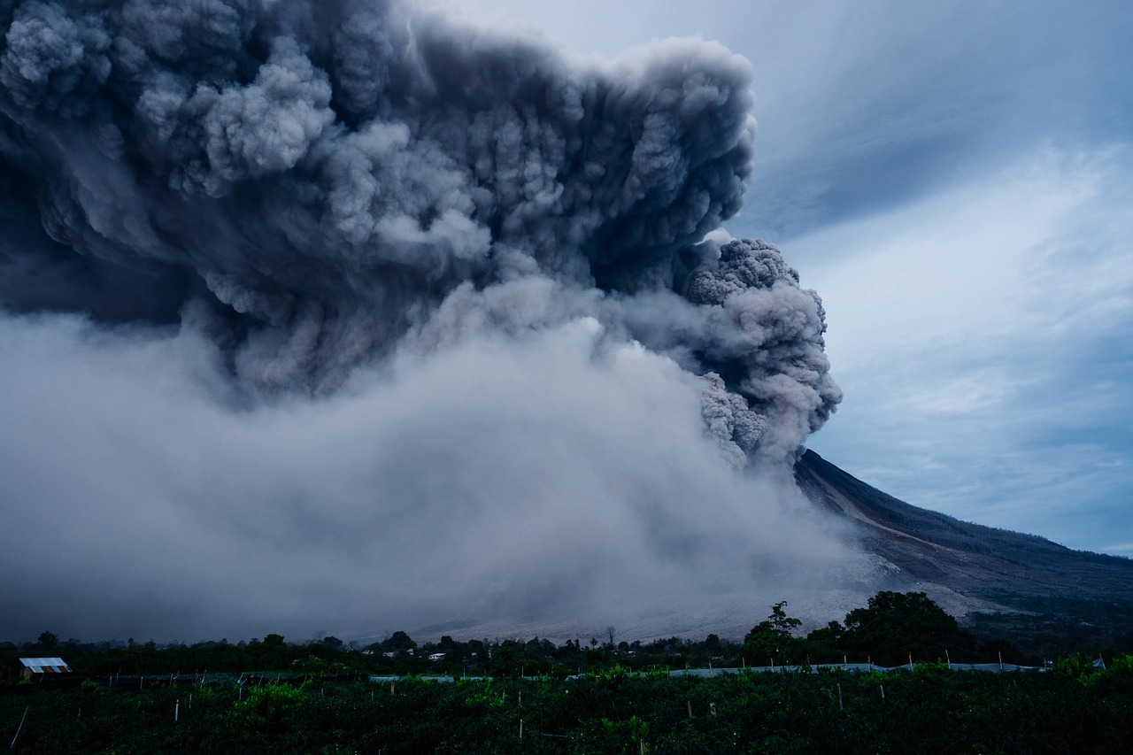 富士山火山爆发，自然力量的警醒与人类社会的应对策略